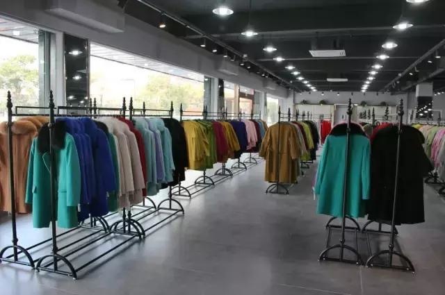 反季大促风暴来袭！南通XX服装工厂店价格击穿底线，全城抢购热潮一触即发！